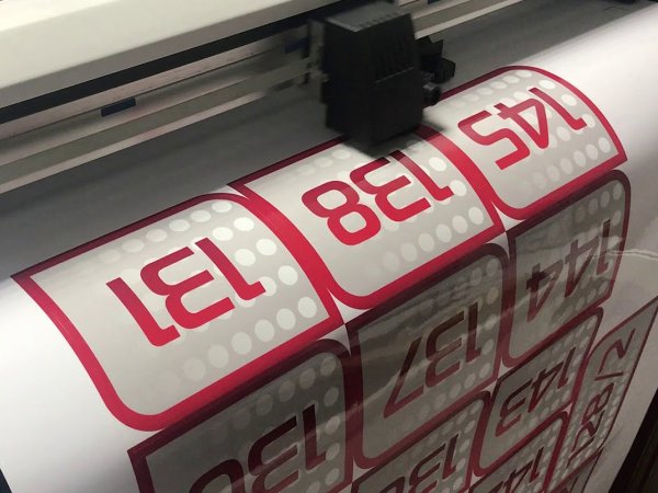 Плоттер для резки самоклеющейся пленки