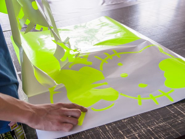 Плоттерная резка самоклеющейся пленки