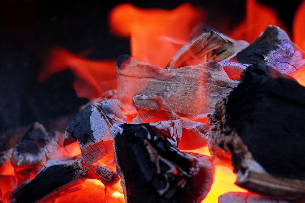 Уголь древесный горит