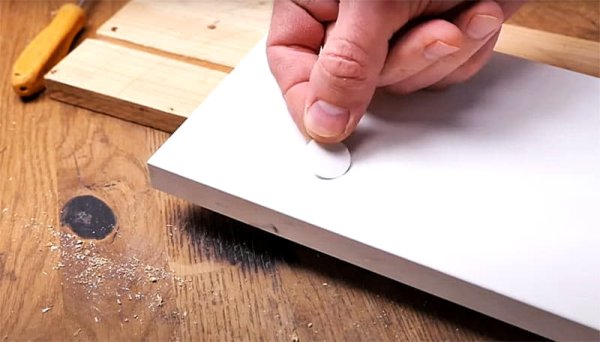 Для заделки отверстий в мебели