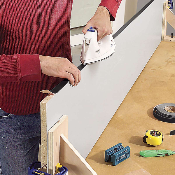 Наклеивание кромки на мебель