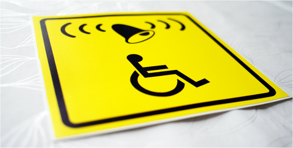 Желтые круги на стеклянных дверях