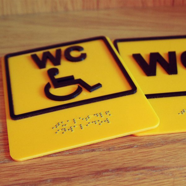 Контрастная маркировка дверей для инвалидов