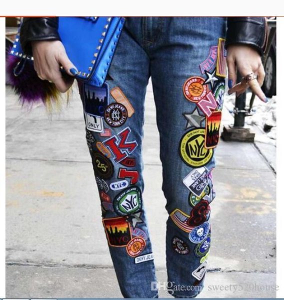 Джинсы с нашивками женские