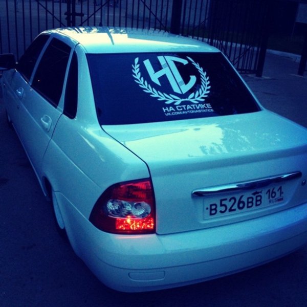 Наклейка на статике на заднее стекло