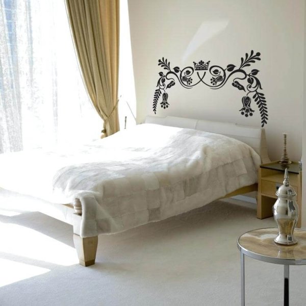 Украшение над изголовьем кровати