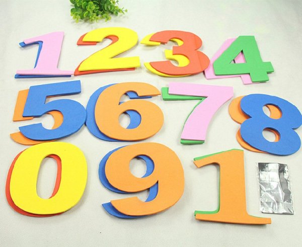 Стена с буквами и цифрами