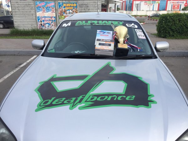 Наклейка деф бонс на авто