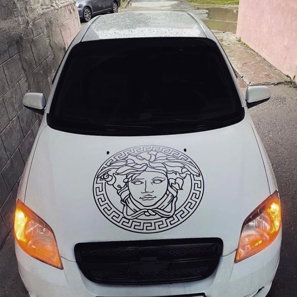 Версаче на капоте ВАЗ 2114