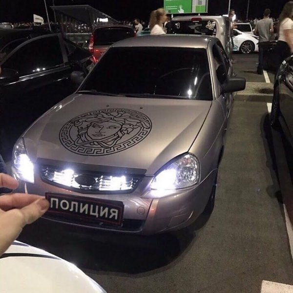 Версаче на капоте ВАЗ 2114