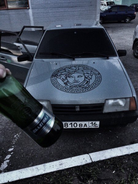 Наклейка Версаче на капот