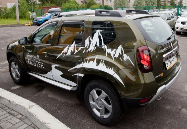 Наклейка Дустер на Рено Дастер