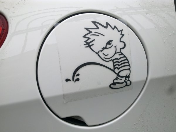 Наклейки на бак авто