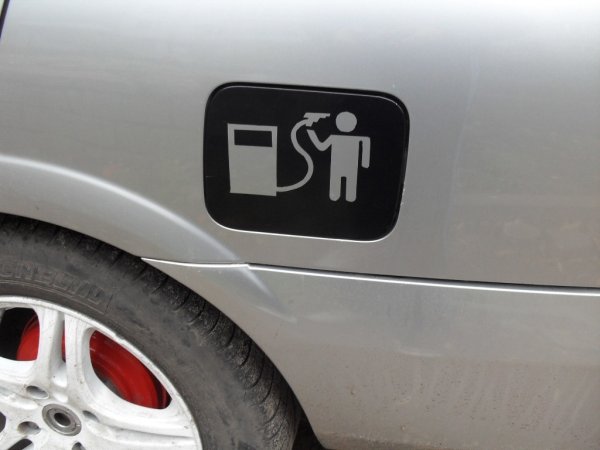 Наклейки ВАЗ 2107 лючок бензобака