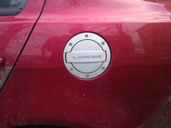 Накладка на лючок бензобака Мицубиси Лансер 10