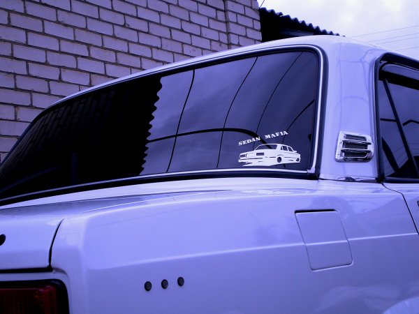 Наклейка Лада на ВАЗ 2107