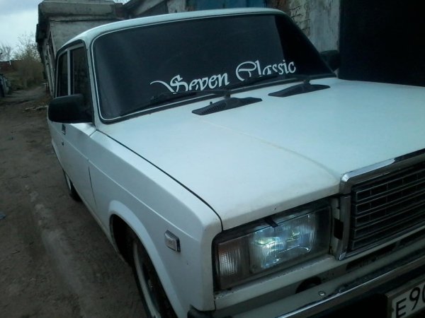 ВАЗ 2107 белая сзади
