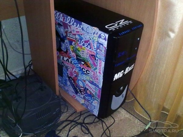 ПК обклеенный наклейками