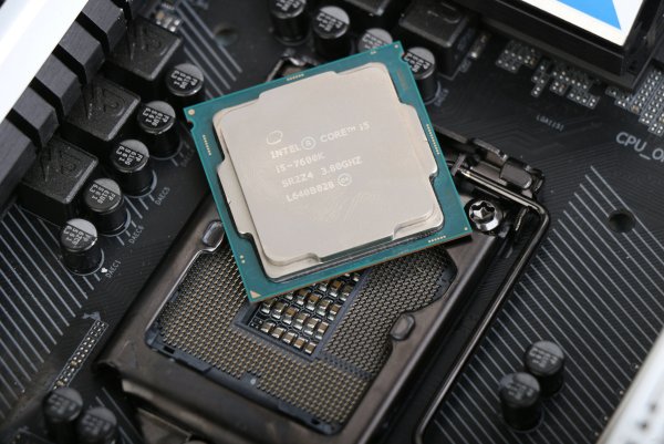 Процессор Intel Core i7 под микроскопом