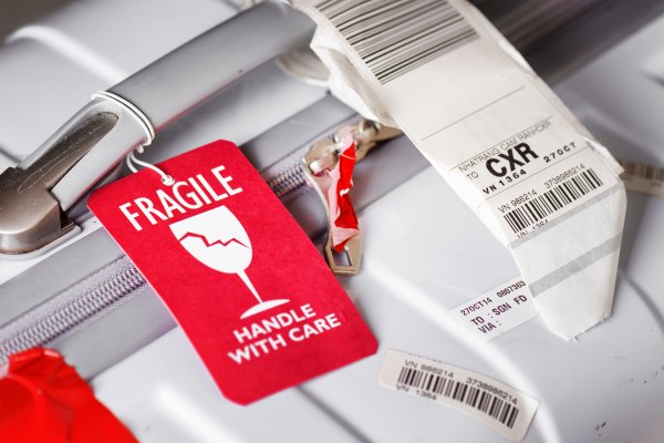 Бирка на чемодан в аэропорту