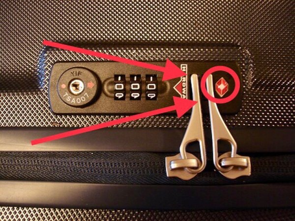 Наклейка в аэропорту досмотрено