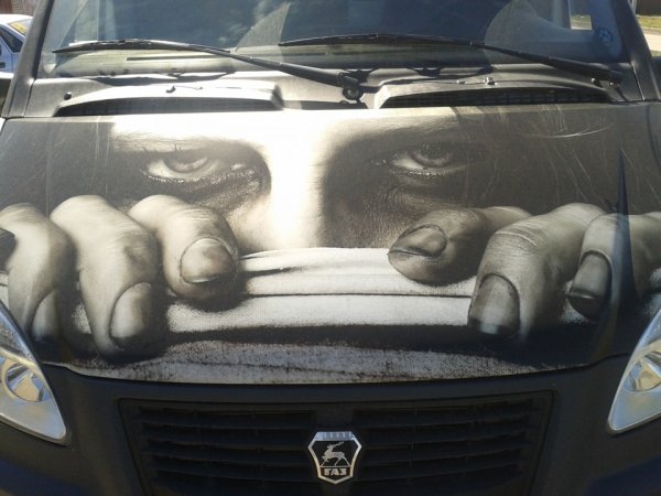 Трафарет на капот автомобиля