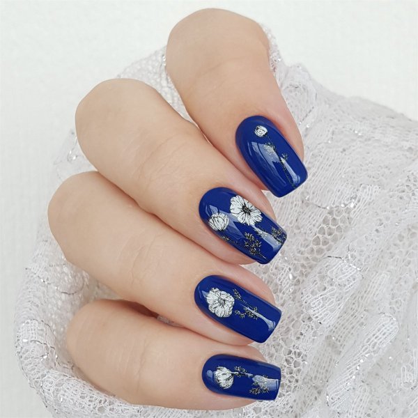 Ногти темно синие с белым