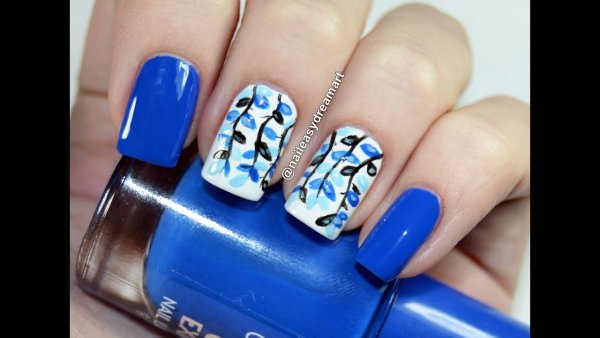 Голубой маникюр с наклейками