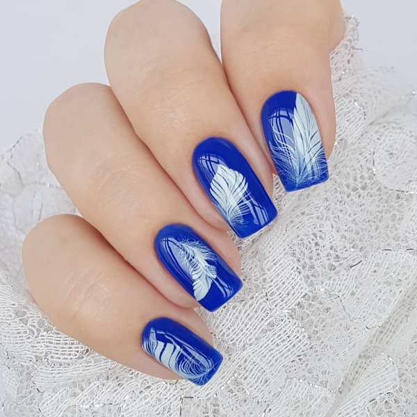 Ногти на синем фоне