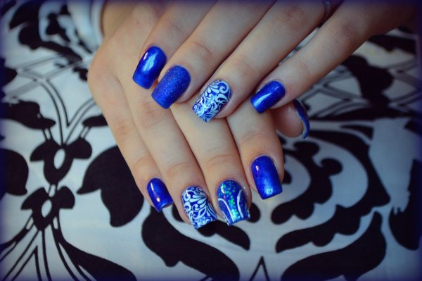 Синий маникюр с белым стемпингом