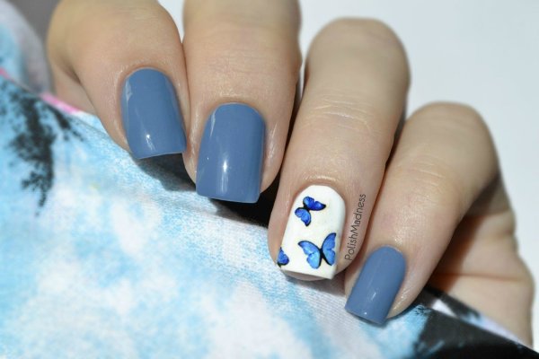 Маникюр с синими бабочками наклейками