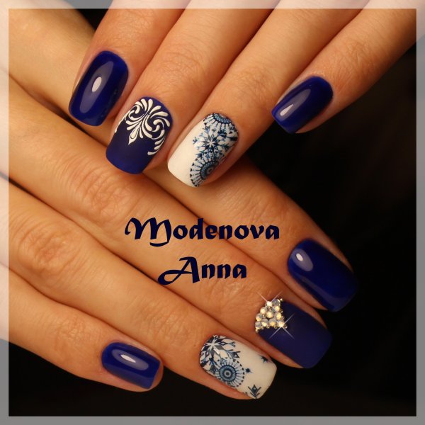 Зимний маникюр синий с наклейками