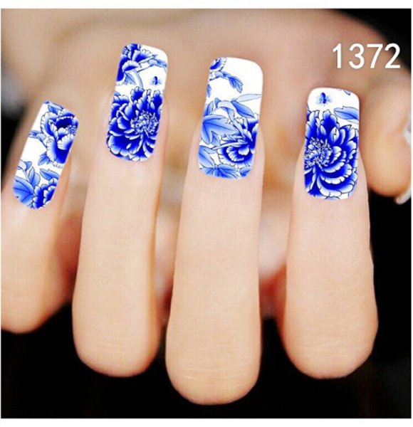 Синие ногти с наклейками