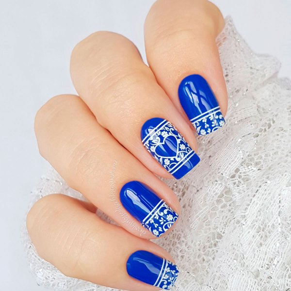 Синий маникюр с узорами