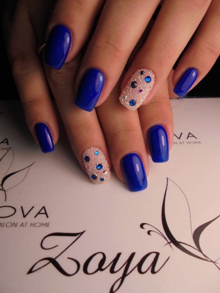 Маникюр синий с бежевым
