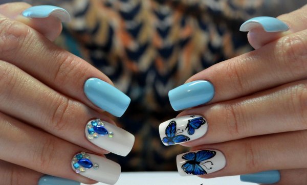 Ногти с синими бабочками