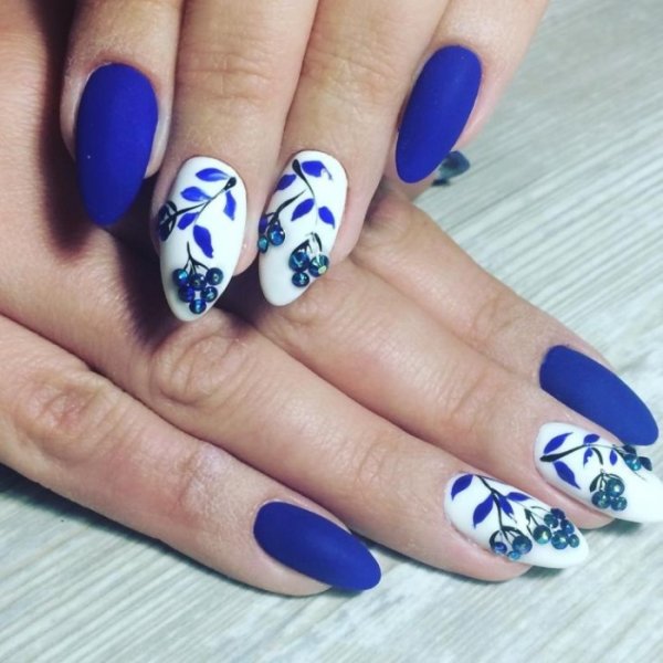 Синие ногти с веточкой