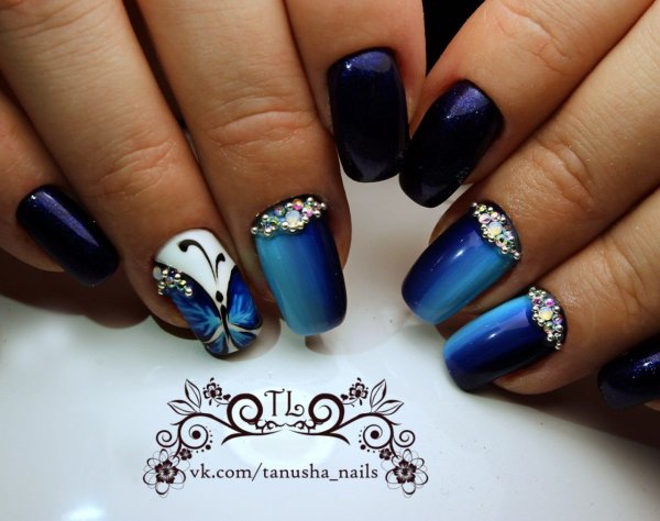 Маникюр с синими бабочками