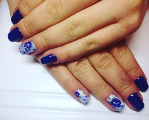 Маникюр под синее платье