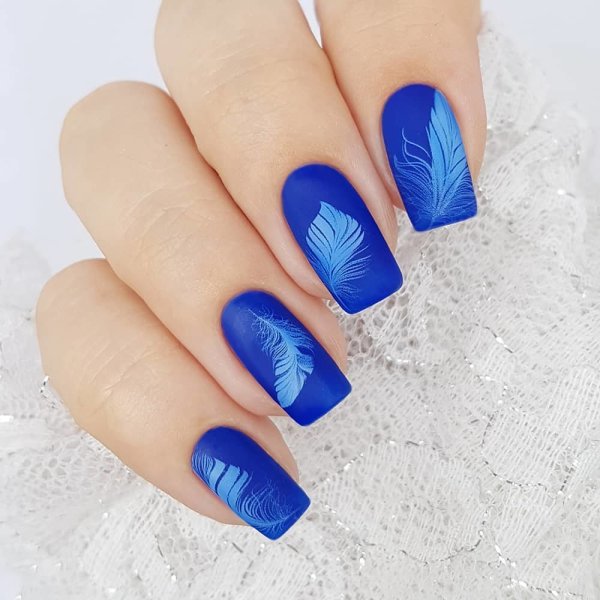 Перышко на ногтях