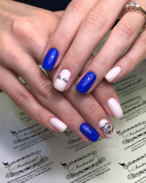 Маникюр синий с молочным