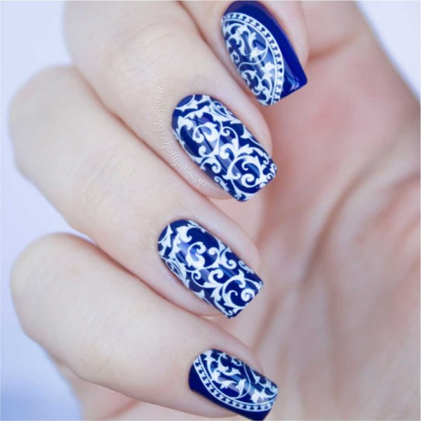 Синий маникюр с вензелями
