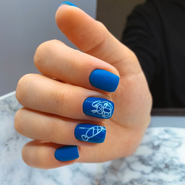 Синие ногти с надписями