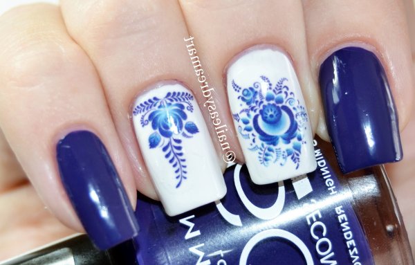 Маникюр под Гжель