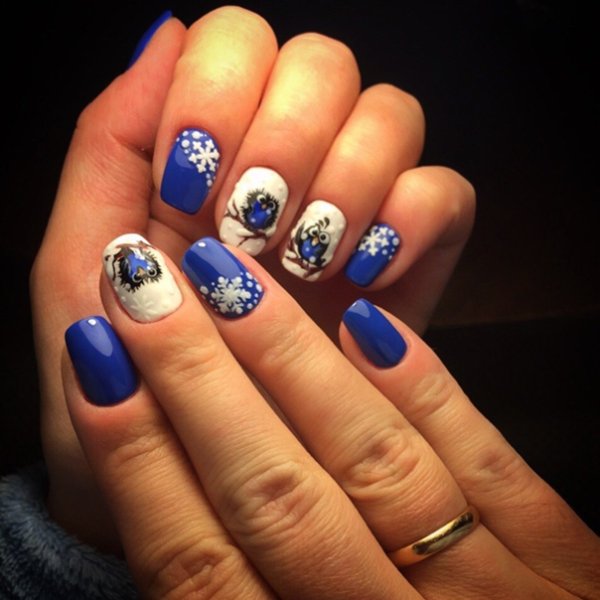 Новогодний синий маникюр с шариком