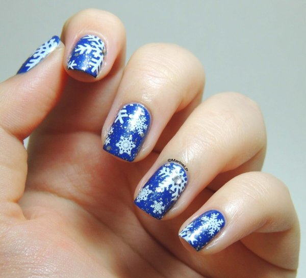 Синий маникюр с белыми снежинками