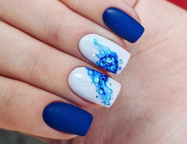 Синий маникюр с разводами