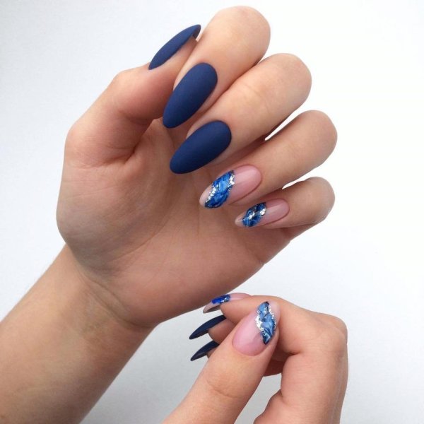 Синий маникюр