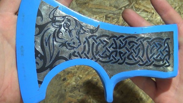 Трафарет для травления металла на топоре