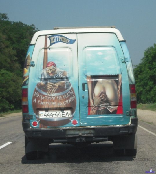 Надписи на грязном стекле авто